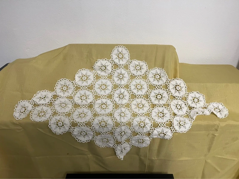 Wunderschönes Deckchen / Tischläufer – Handarbeit