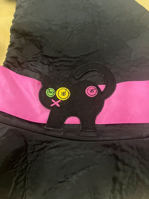 Süßer Hexenhut mit Katzen-Detail