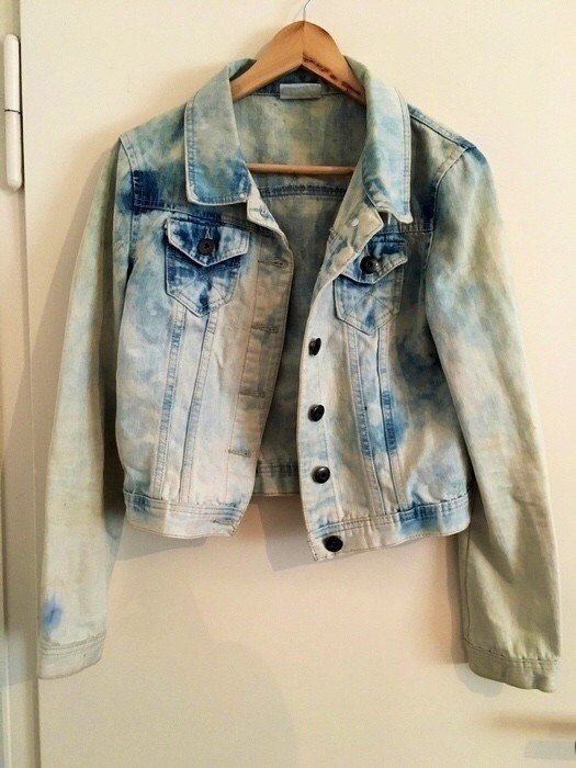 jeansjacke in weiß und jeans gefleckt sehr modern