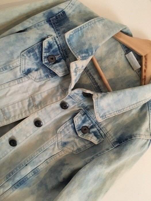 jeansjacke in weiß und jeans gefleckt sehr modern
