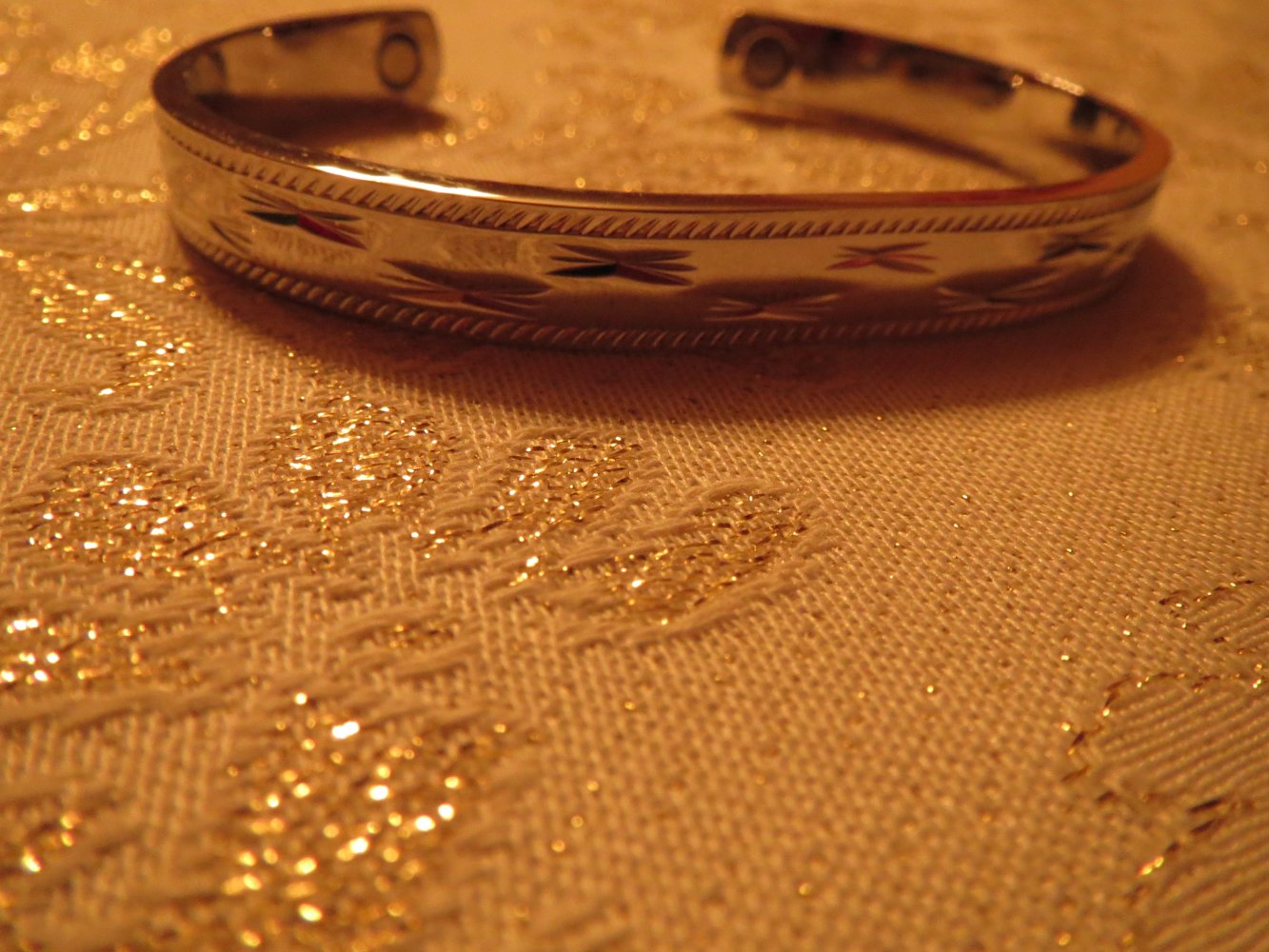 Armreif mit Magneten, Modeschmuck in silberfarben