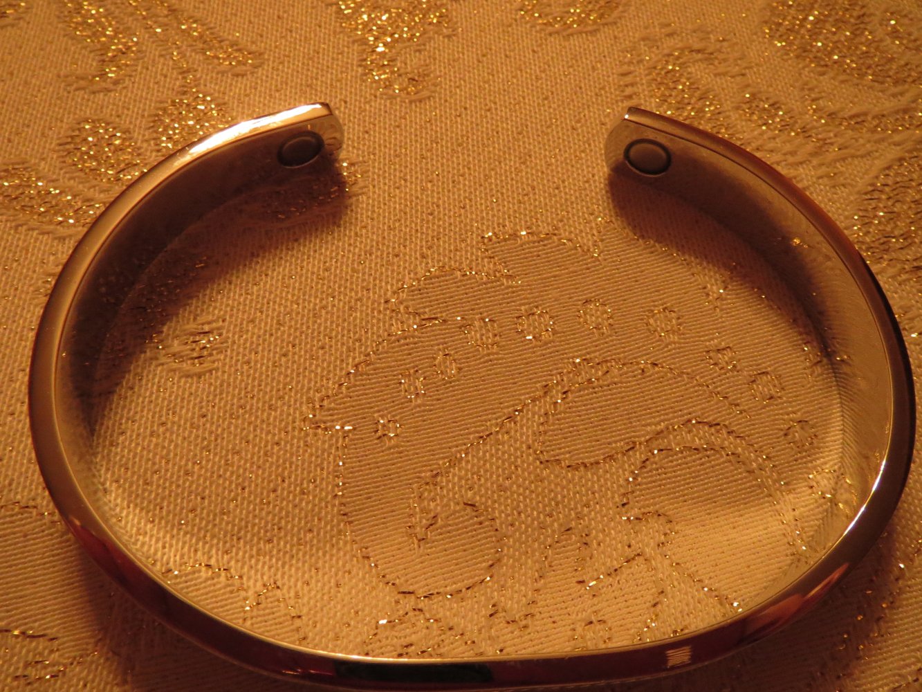 Armreif mit Magneten, Modeschmuck in silberfarben