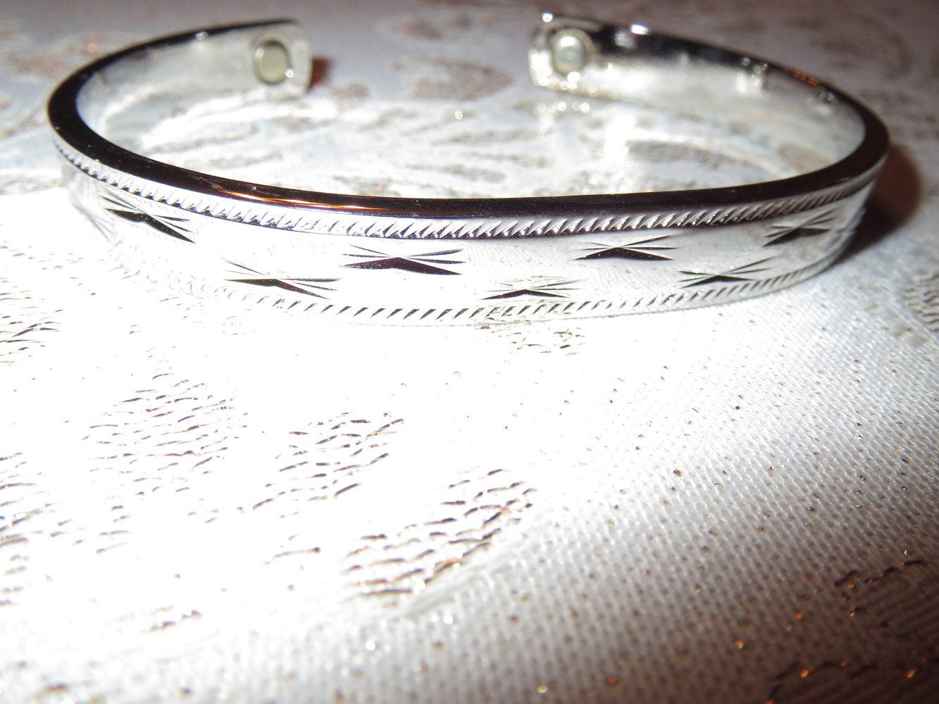 Armreif mit Magneten, Modeschmuck in silberfarben