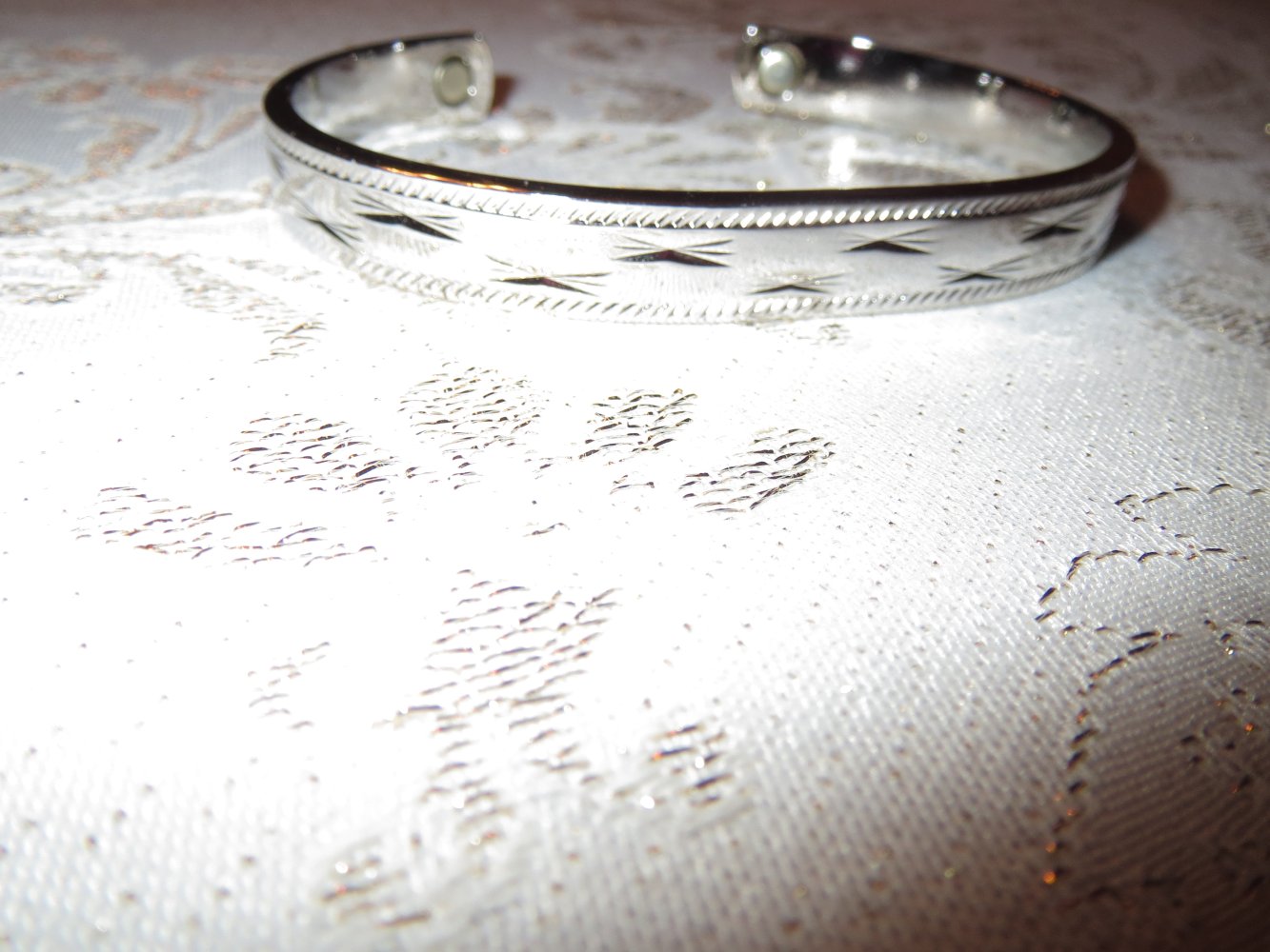 Armreif mit Magneten, Modeschmuck in silberfarben