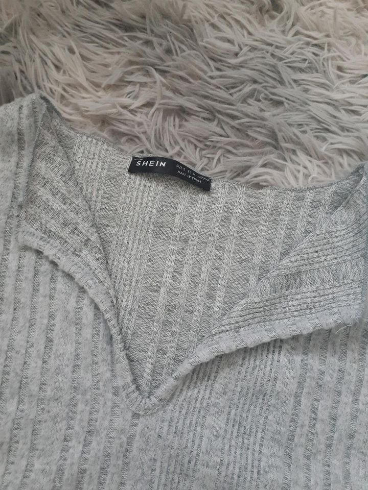 Graues Crop Langarm Oberteil mit V - Ausschnitt