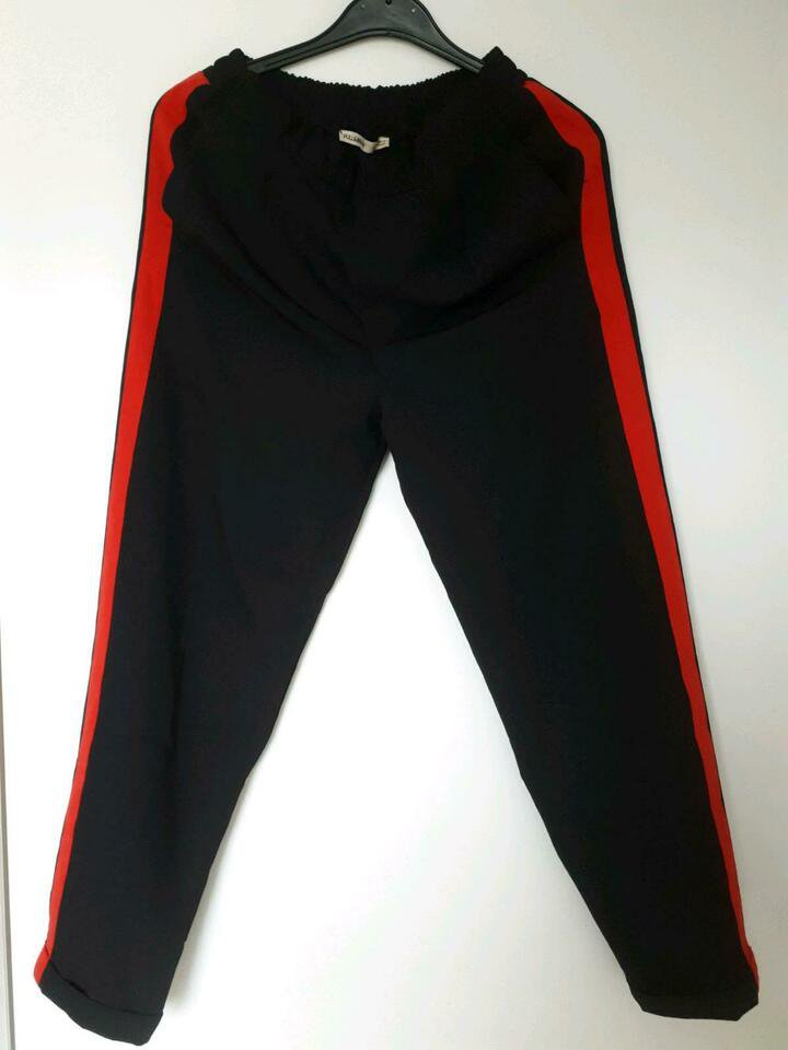 Schwarze Stoffhose mit Roten Streifen Pull & Bear S