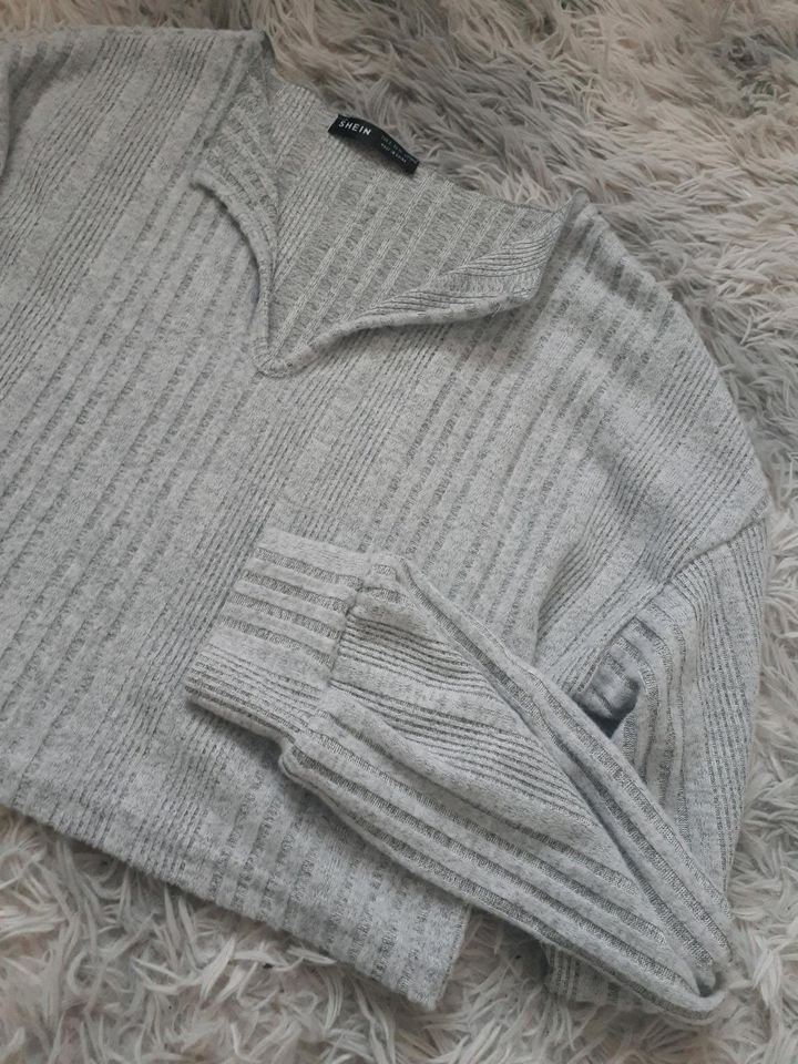 Graues Crop Langarm Oberteil mit V - Ausschnitt