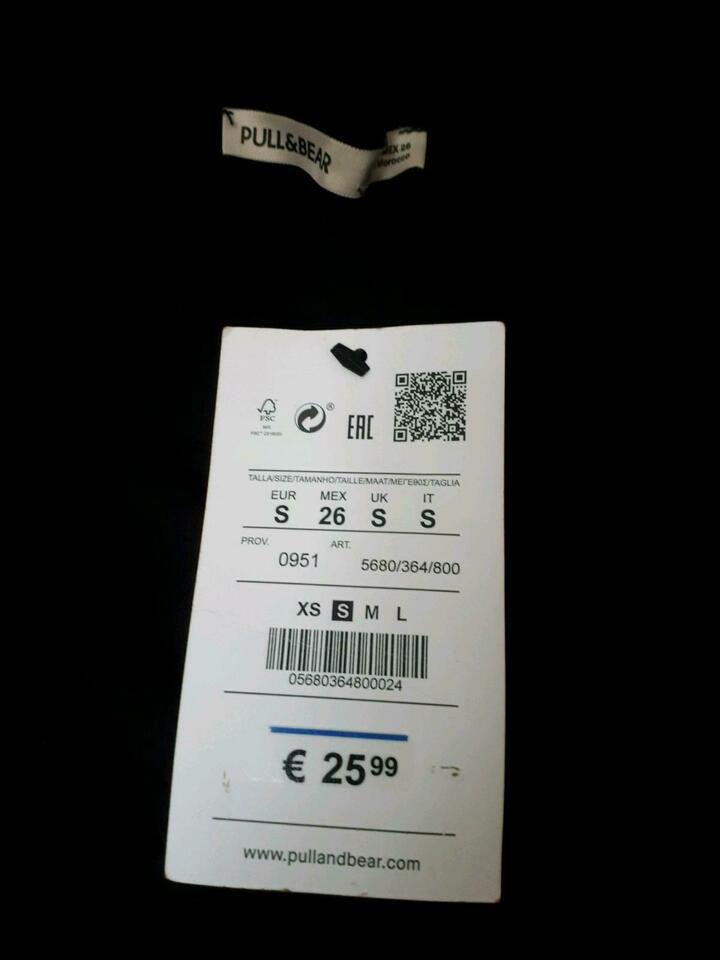 Schwarze Stoffhose mit Roten Streifen Pull & Bear S