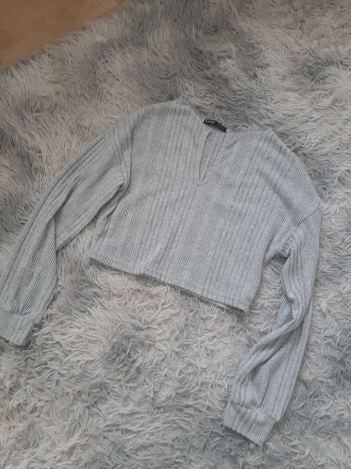 Graues Crop Langarm Oberteil mit V - Ausschnitt