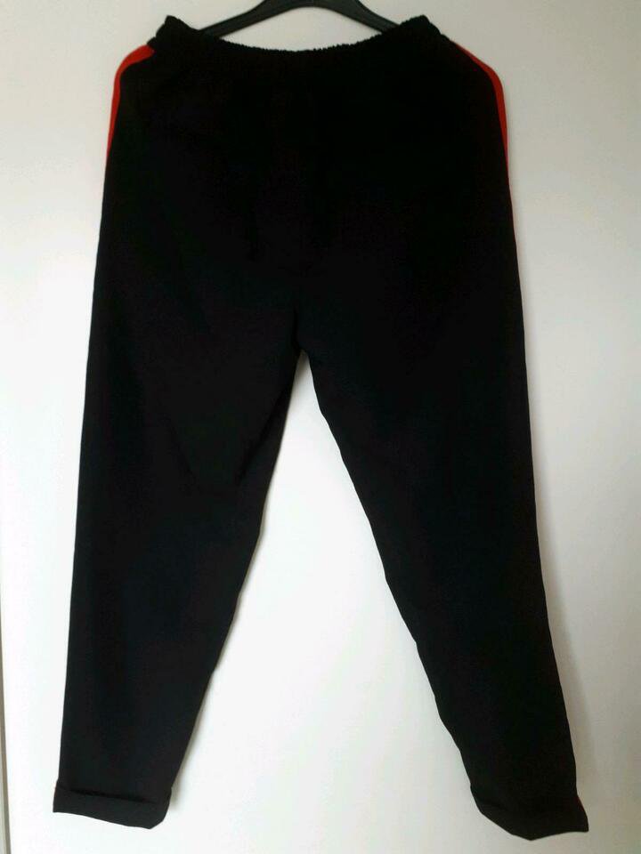 Schwarze Stoffhose mit Roten Streifen Pull & Bear S