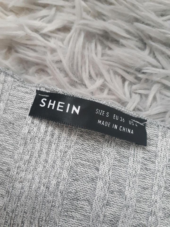 Graues Crop Langarm Oberteil mit V - Ausschnitt