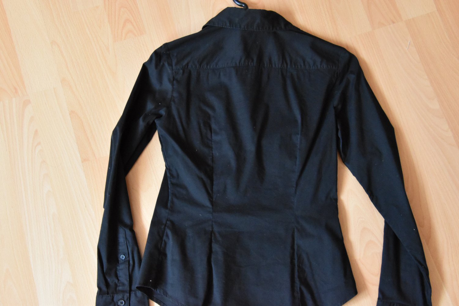 talierte schwarze Bluse