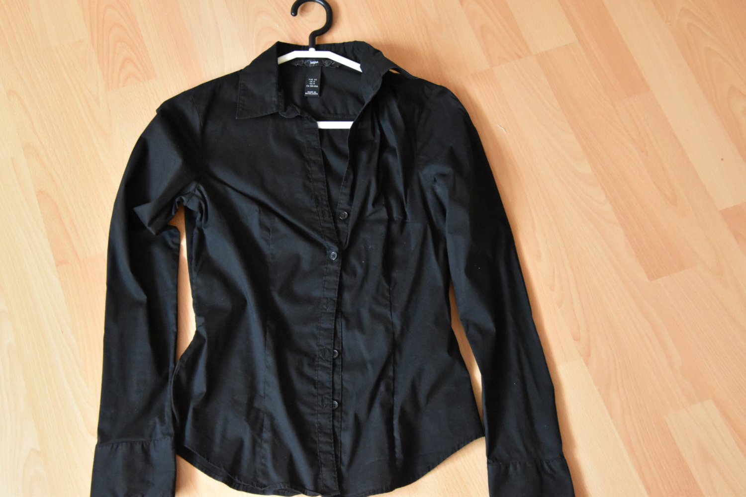 talierte schwarze Bluse