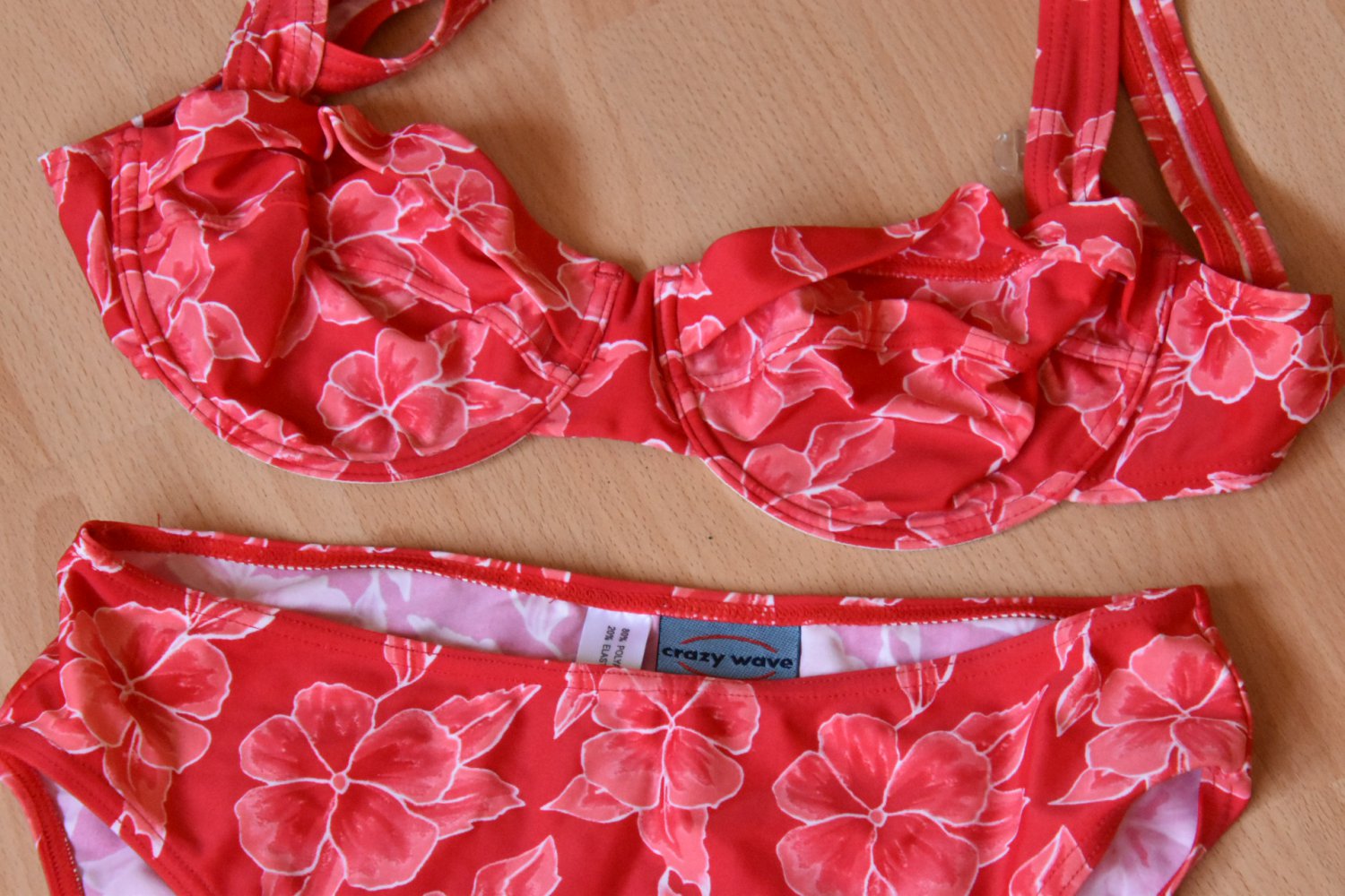 schöner roter Blumen-Bikini