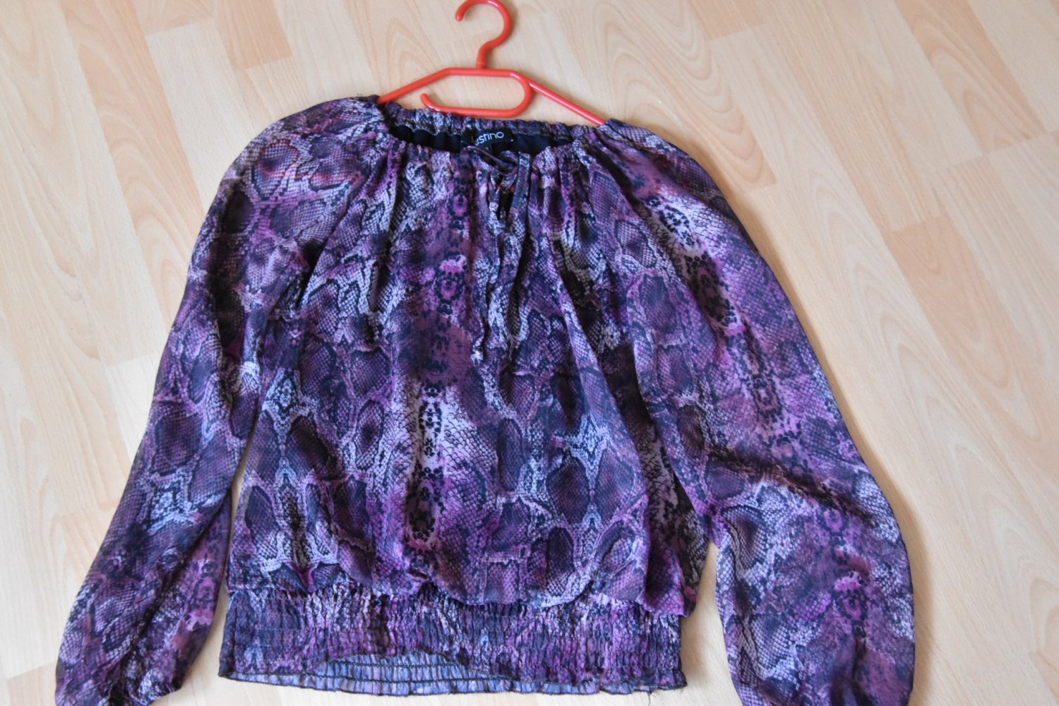 tolles Shirt mit Schlangenoptik