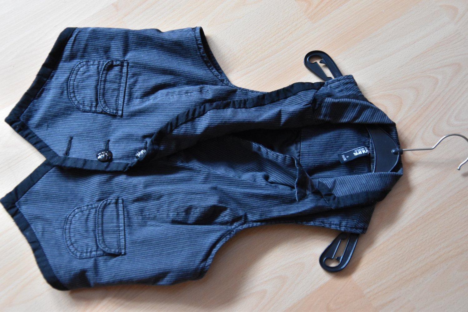 « zurück ärmellose Weste, schwarz gestreift mit Kragen