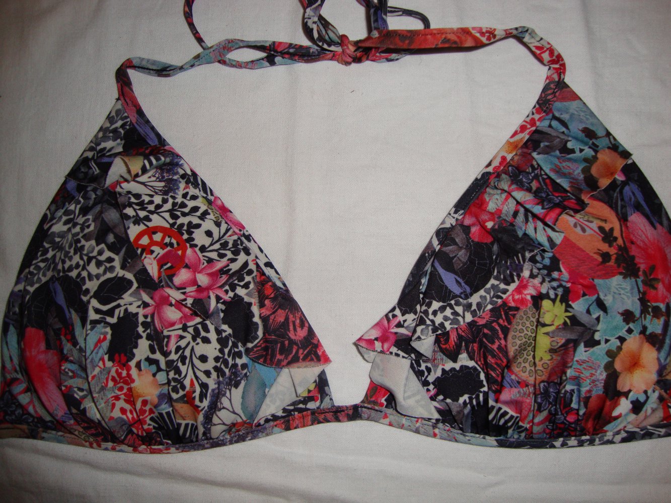 Schöner bunter Bikini mit Rüschen