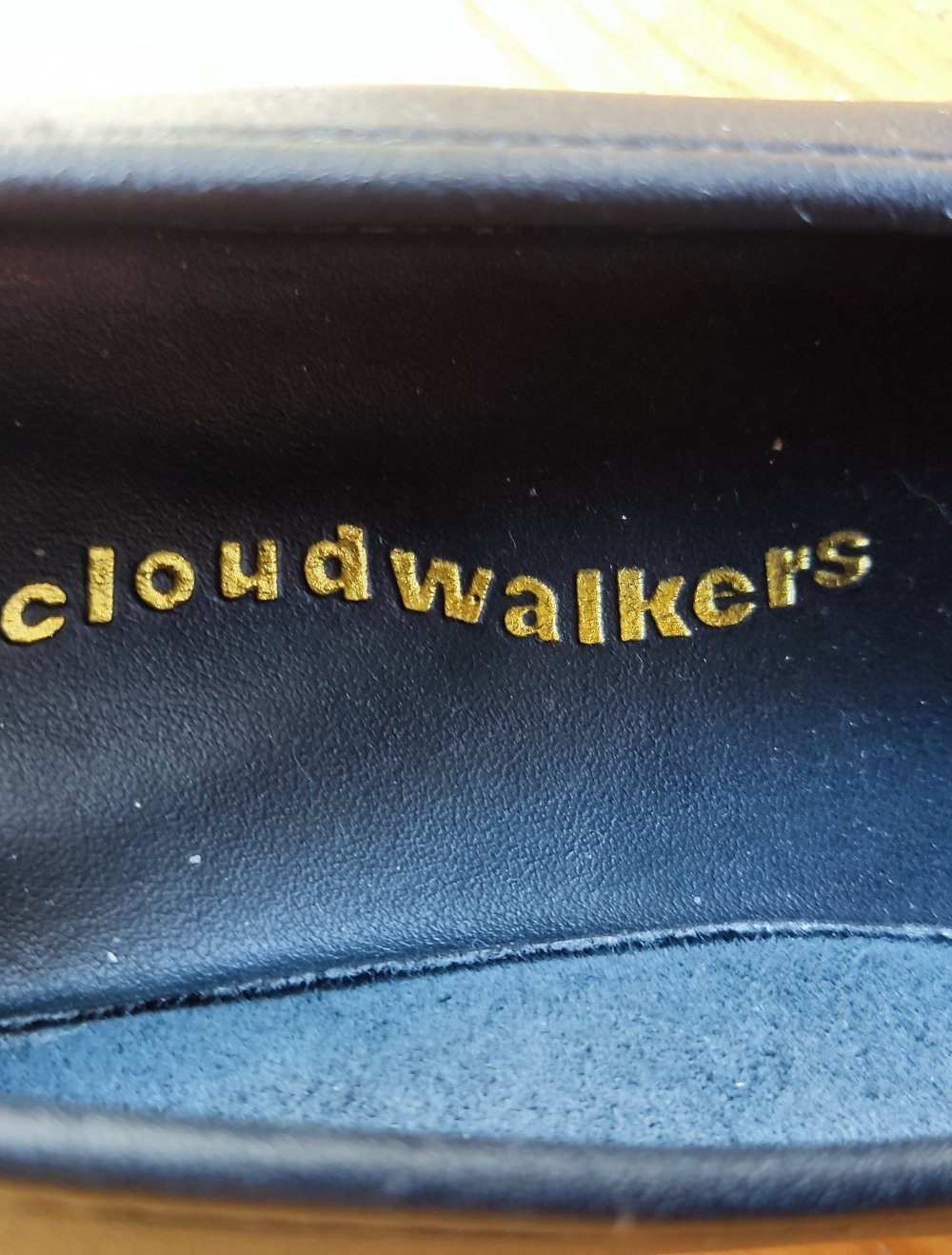 Schwarze Lederslippers von Cloudwalkers !