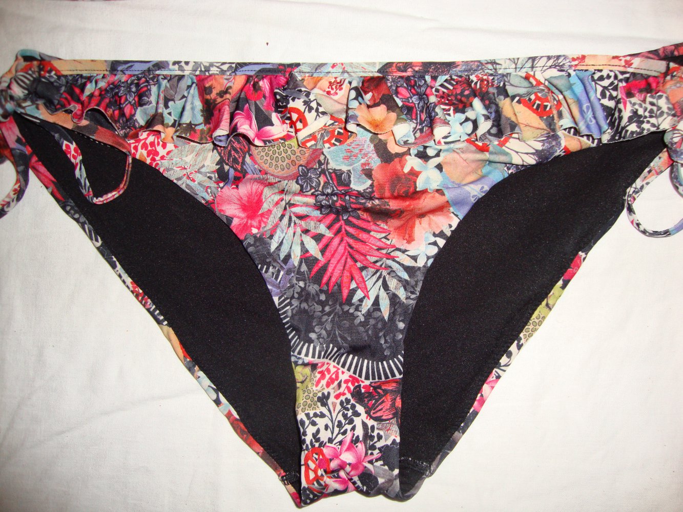 Schöner bunter Bikini mit Rüschen