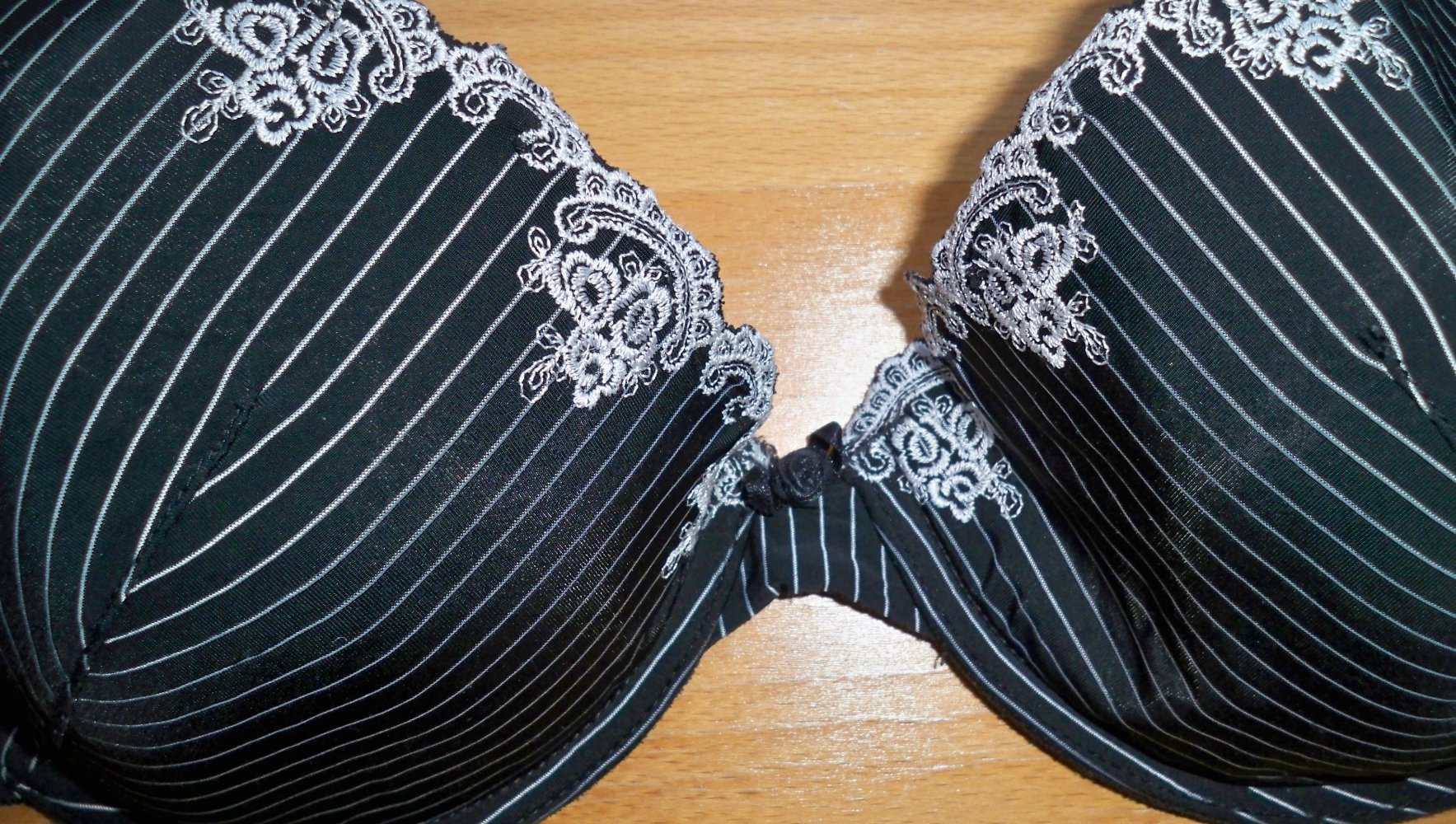 Schöner neuwertiger BH mit Nadelstreifen !