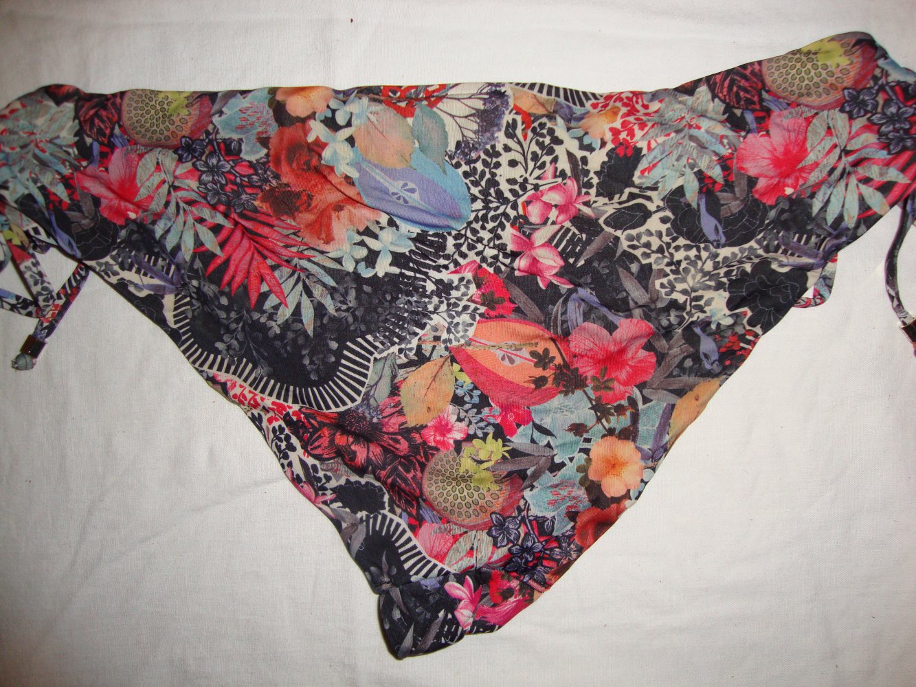 Schöner bunter Bikini mit Rüschen