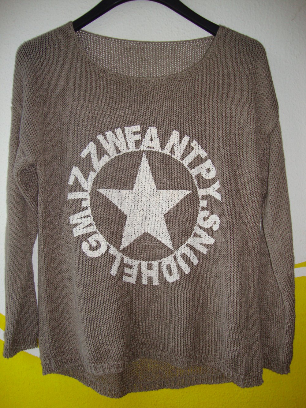 Schöner Strickpulli mit Aufdruck 