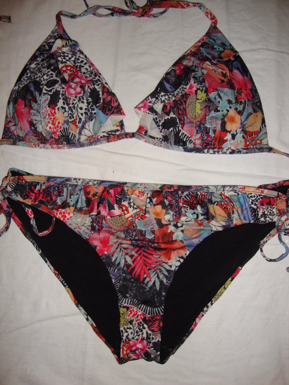 Schöner bunter Bikini mit Rüschen