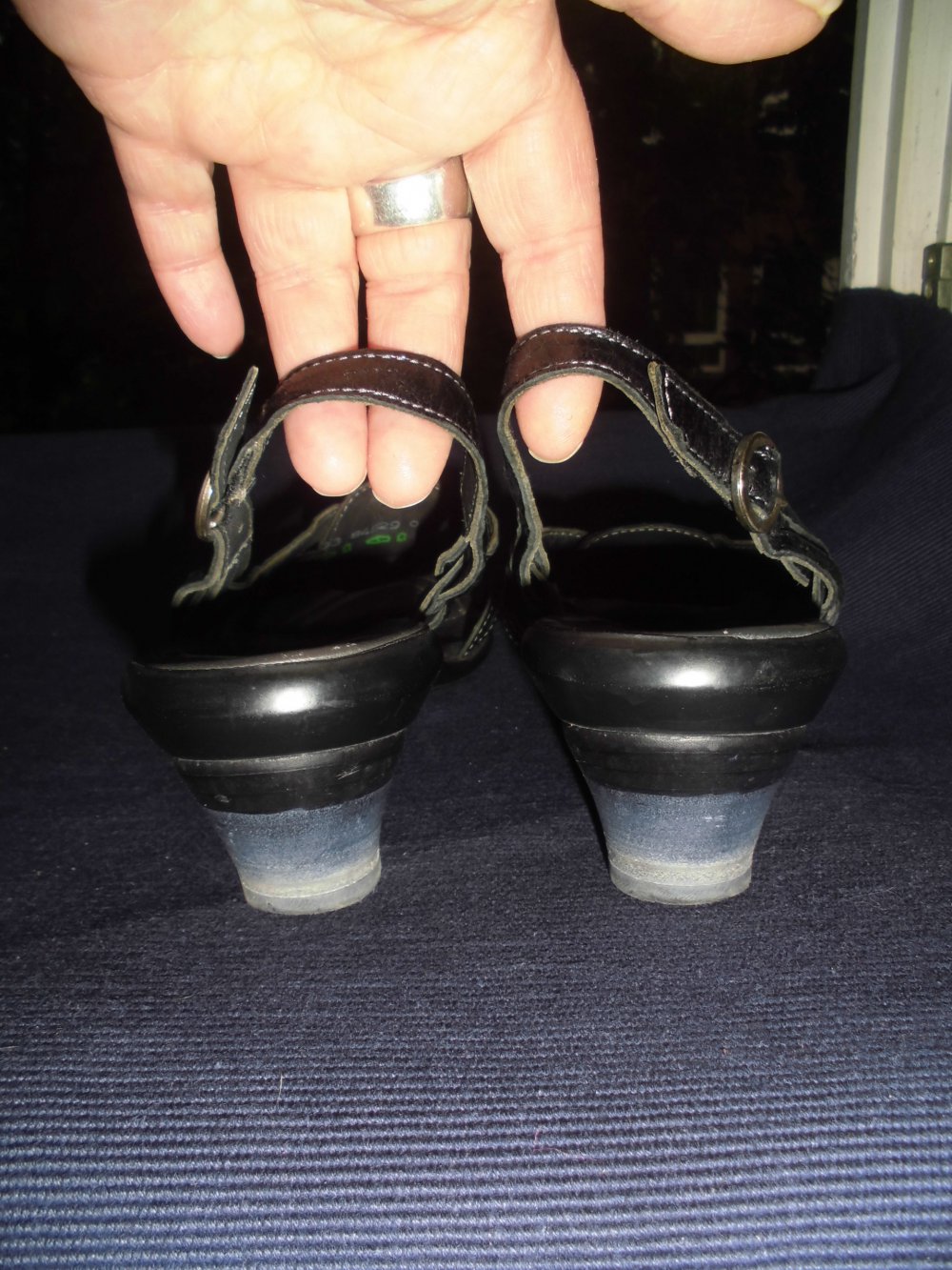 Tolle schwarze neuwertige Sandalen Think !