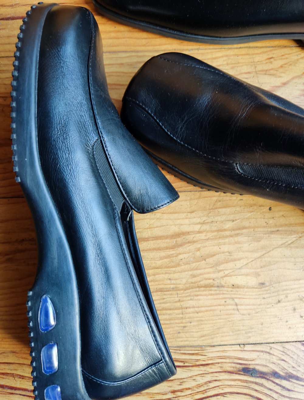 Schwarze Lederslippers von Cloudwalkers !