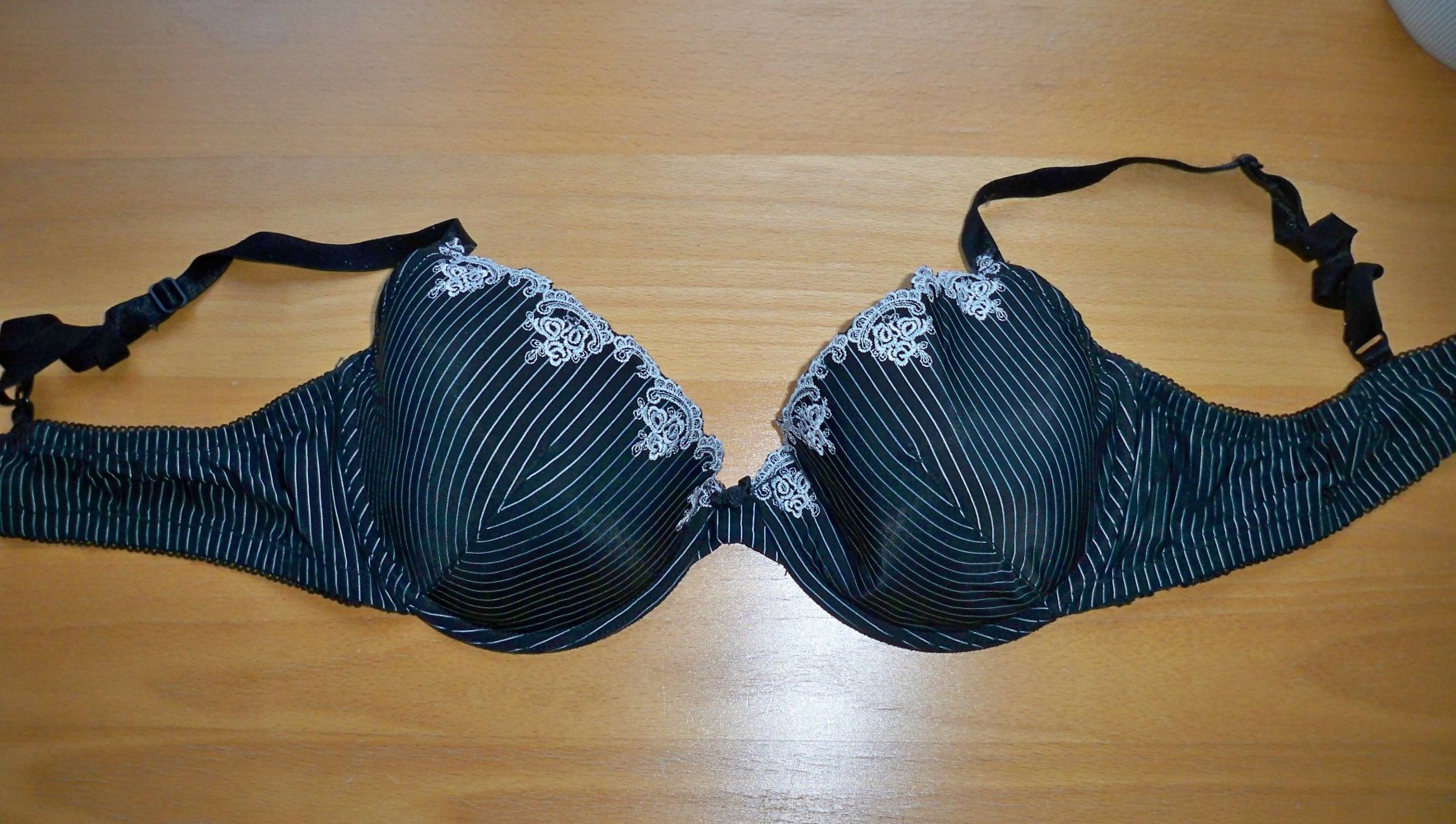 Schöner neuwertiger BH mit Nadelstreifen !