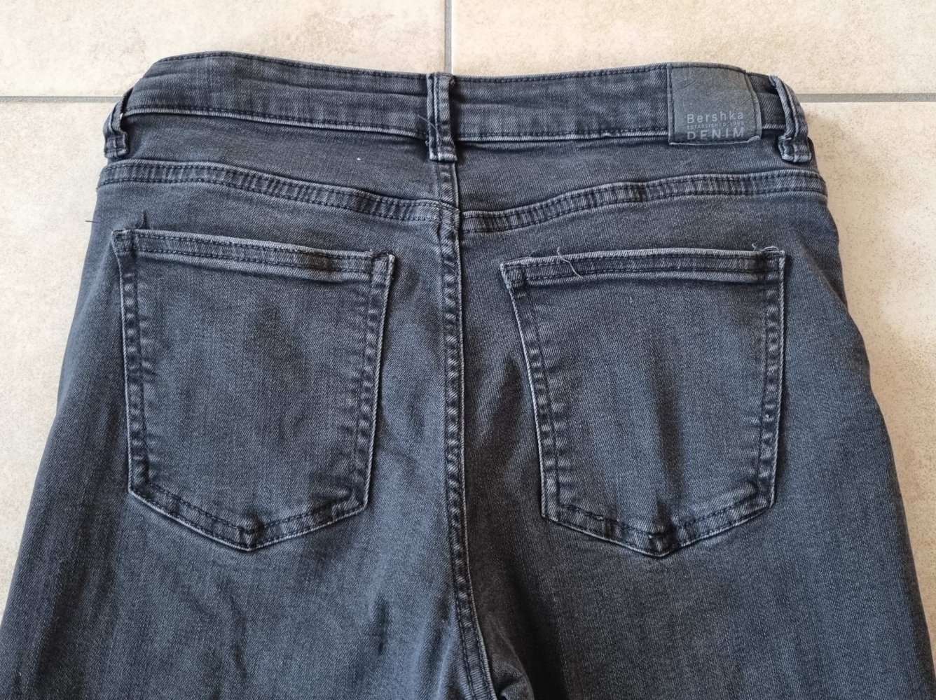 Bershka Cropped-Jeans, Destroyed-Look, schwarz, Gr. 36