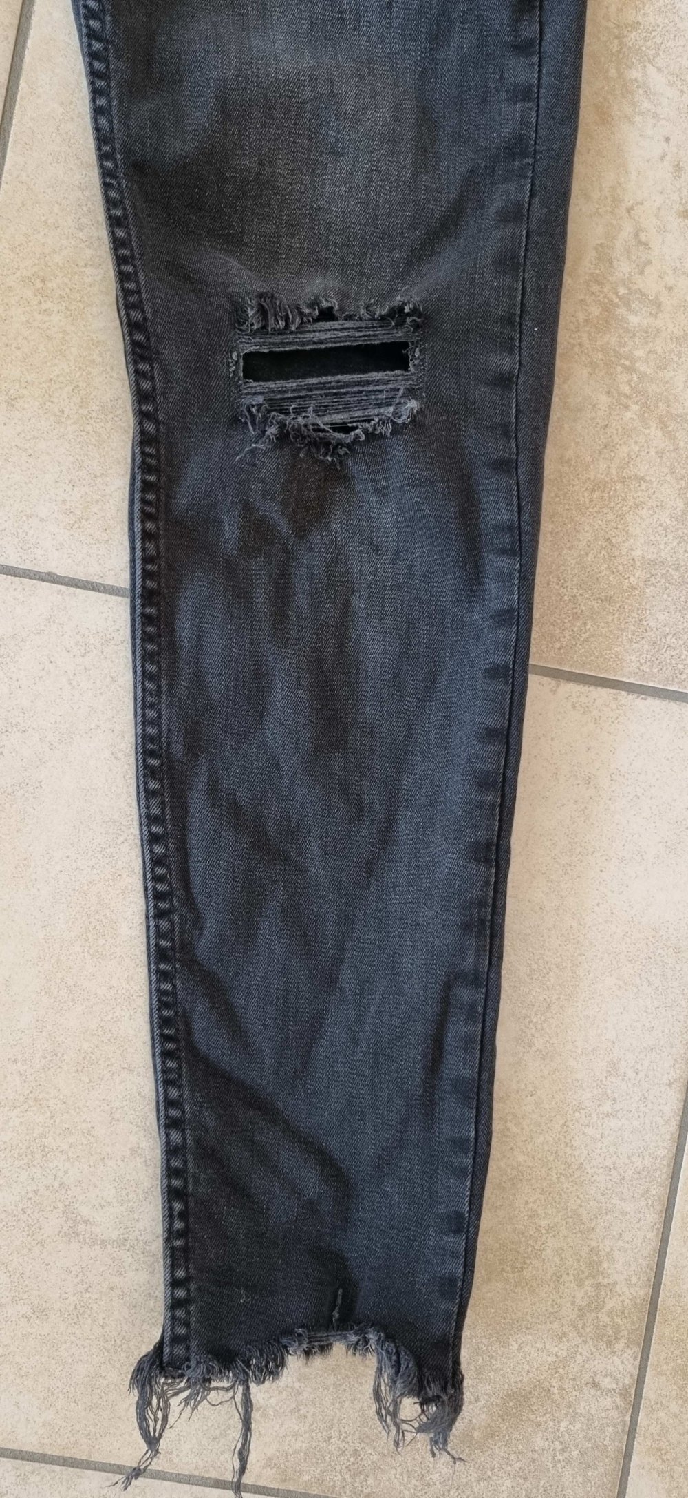 Bershka Cropped-Jeans, Destroyed-Look, schwarz, Gr. 36