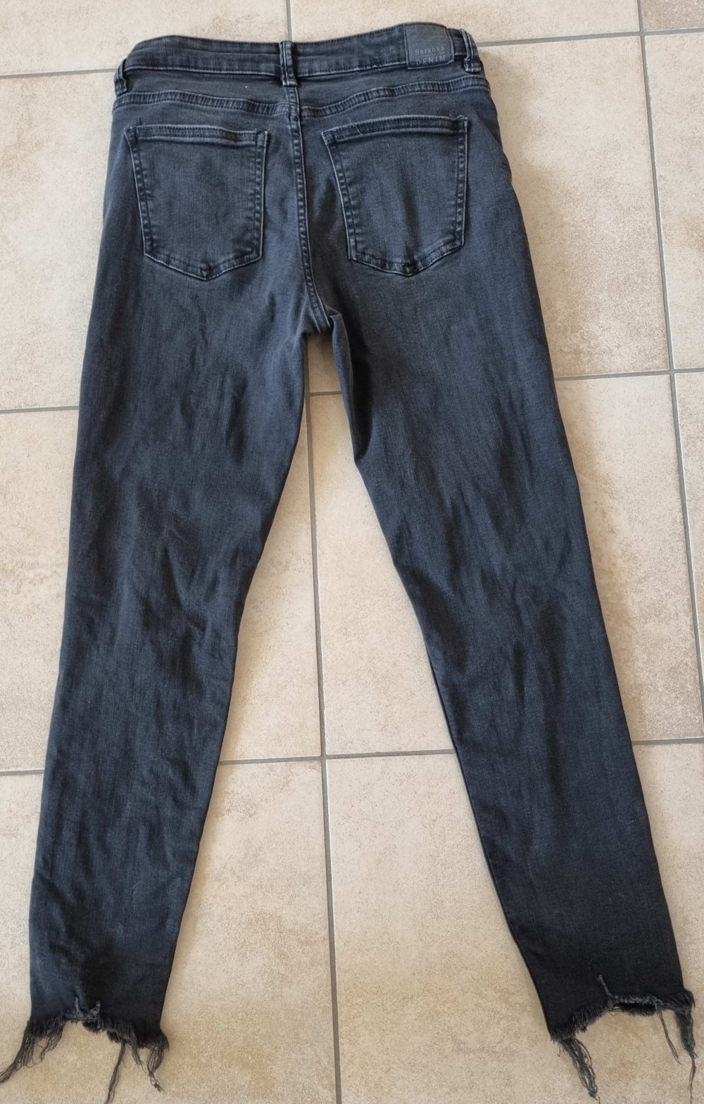 Bershka Cropped-Jeans, Destroyed-Look, schwarz, Gr. 36