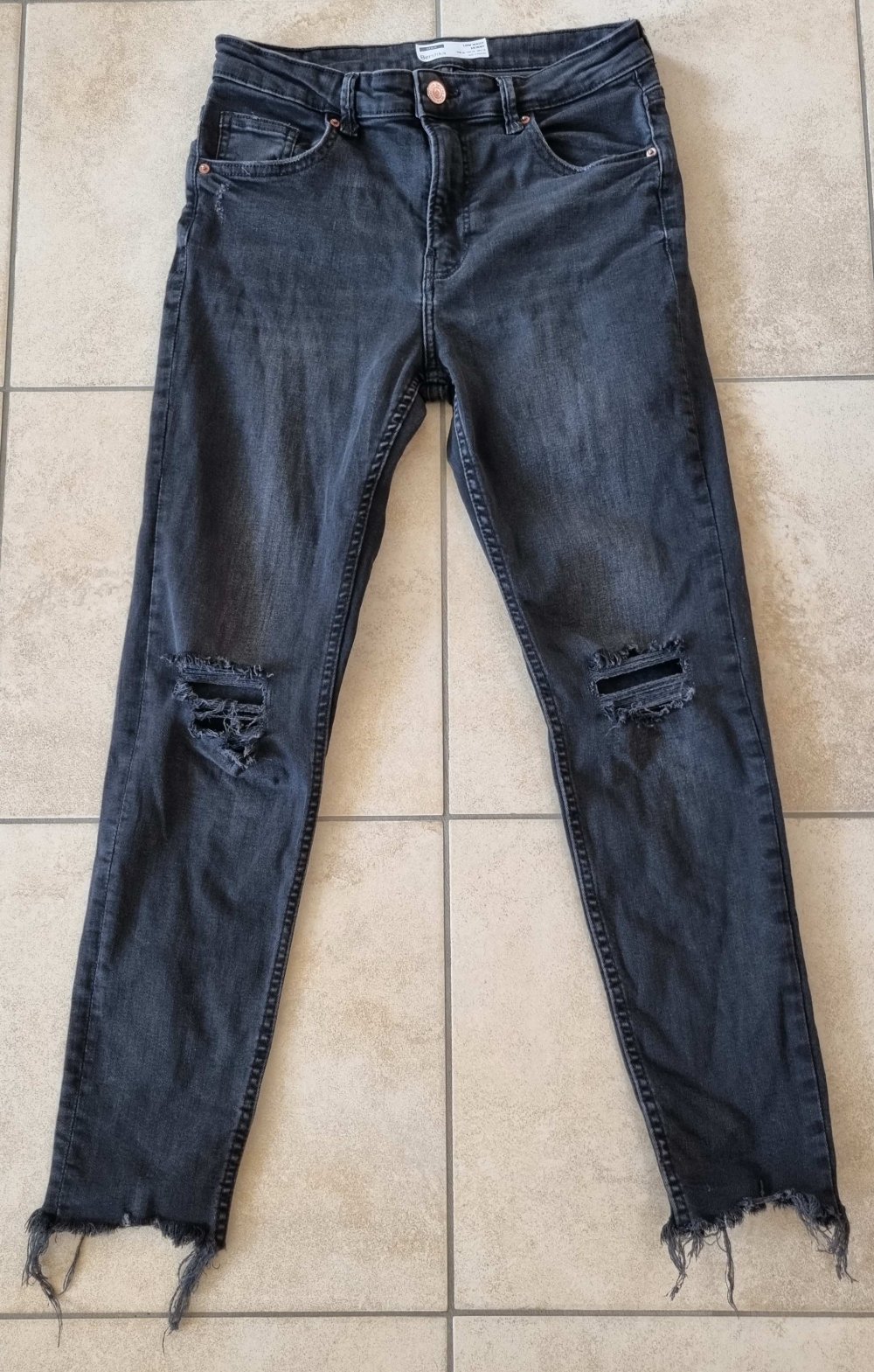 Bershka Cropped-Jeans, Destroyed-Look, schwarz, Gr. 36