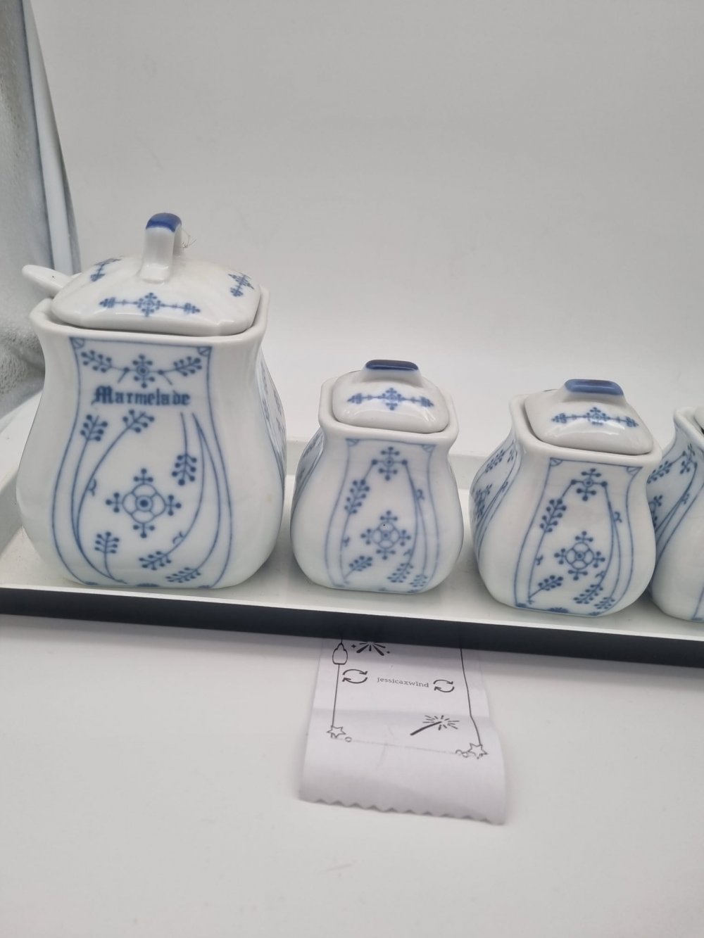 Servierbrett mit Salz- und Pfeffersteuer, Marmeladenbehälter