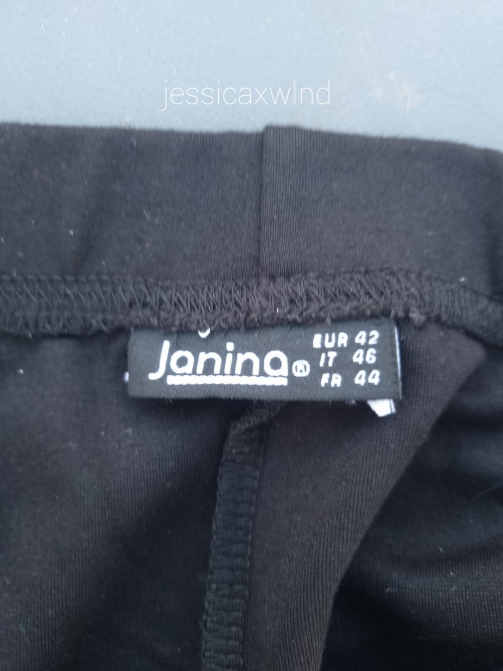 Rock mit seitlichen Reißverschlüssen