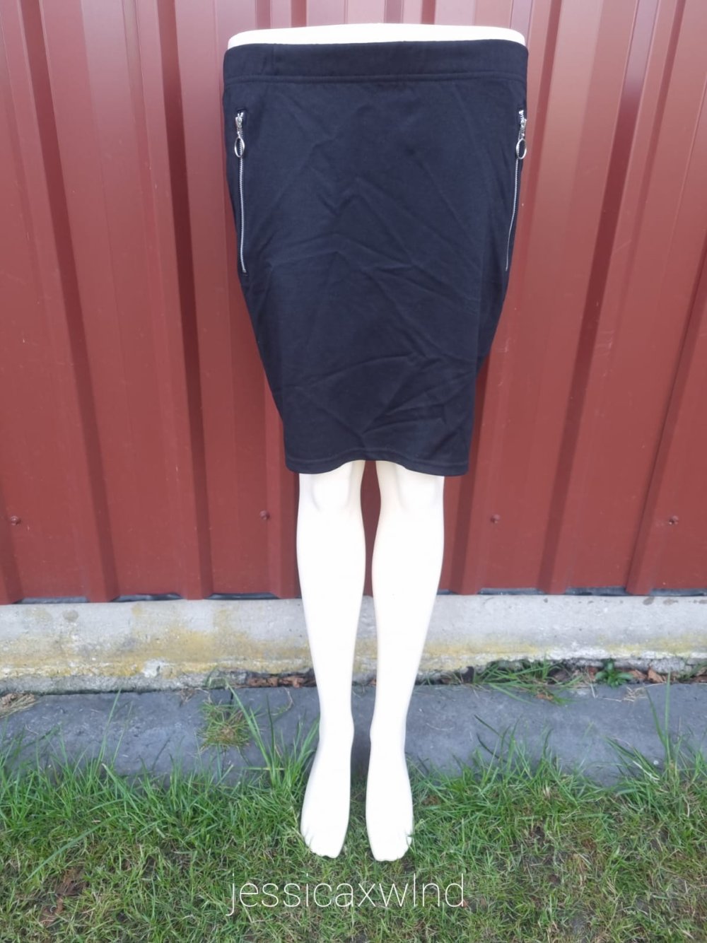 Rock mit seitlichen Reißverschlüssen