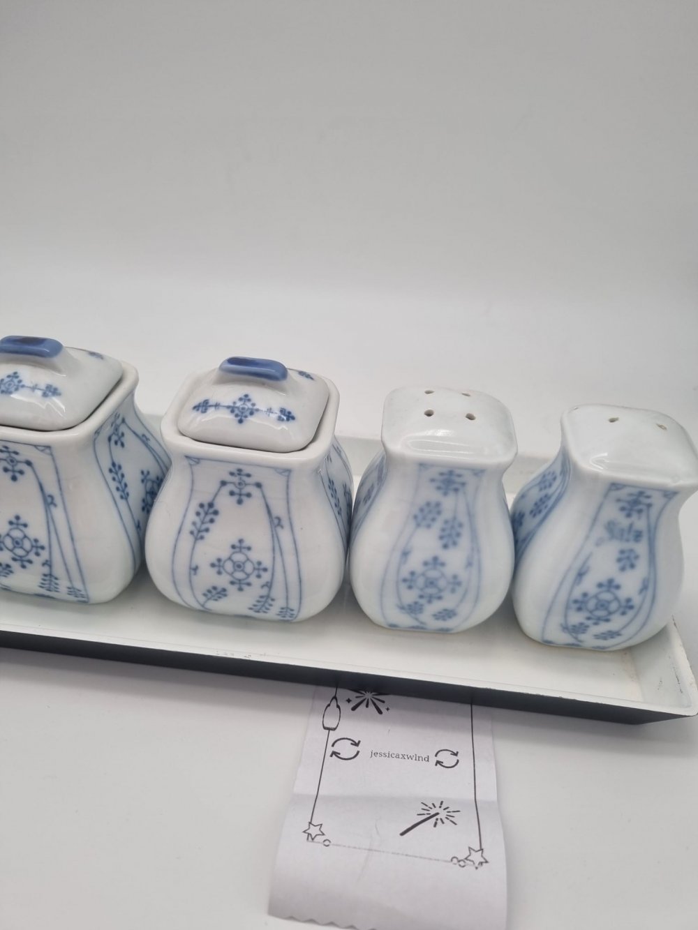 Servierbrett mit Salz- und Pfeffersteuer, Marmeladenbehälter