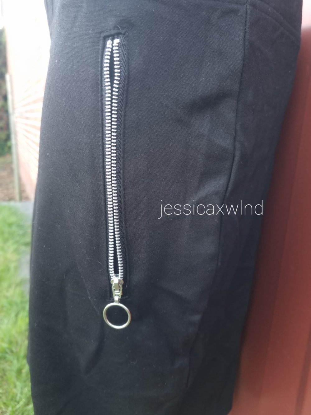 Rock mit seitlichen Reißverschlüssen