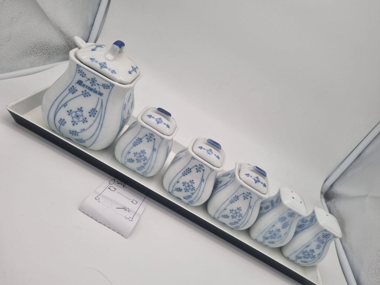 Servierbrett mit Salz- und Pfeffersteuer, Marmeladenbehälter