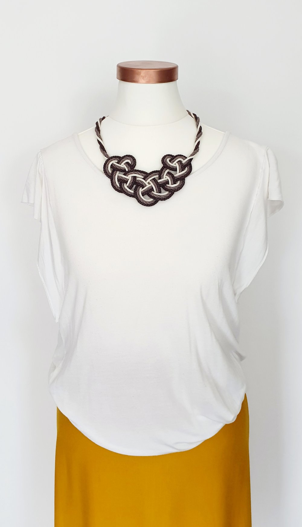 Baumwollkette mit keltischem Knotenmuster braun