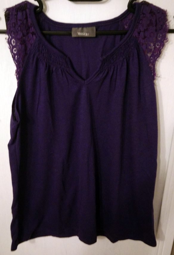 Lila Top mit schöner Spitze