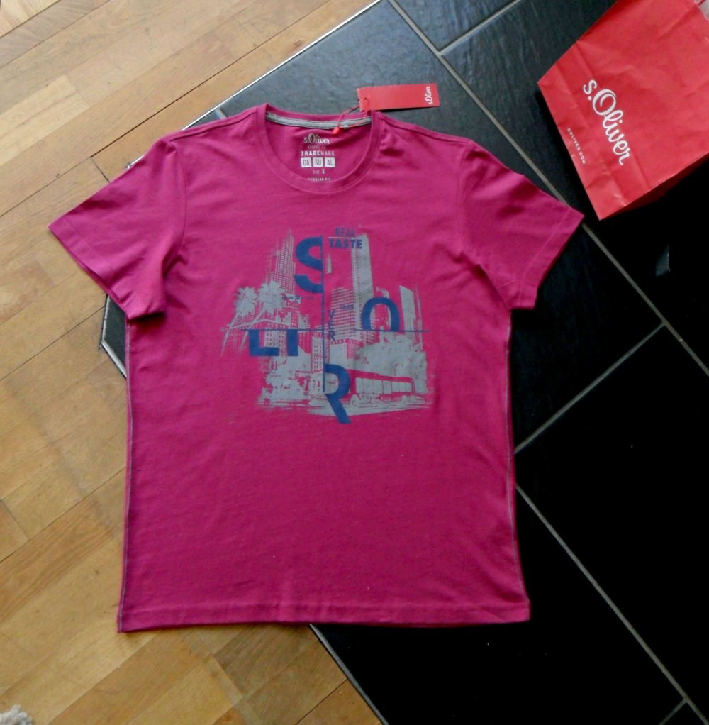 Ungetragenes modisches s.Oliver T-Shirt S-M Regular Fit Beere Frontprint Baumwolle