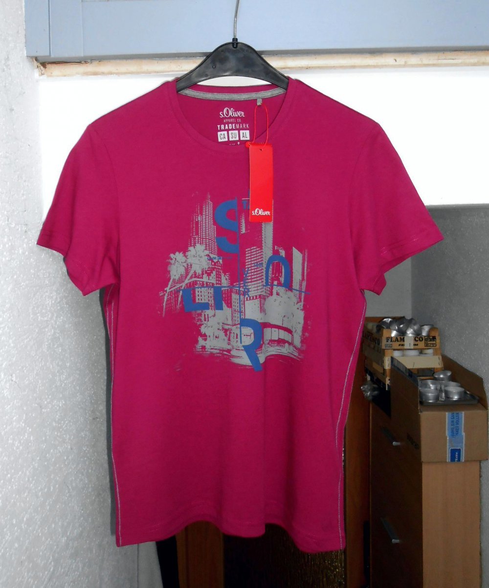 Ungetragenes modisches s.Oliver T-Shirt S-M Regular Fit Beere Frontprint Baumwolle