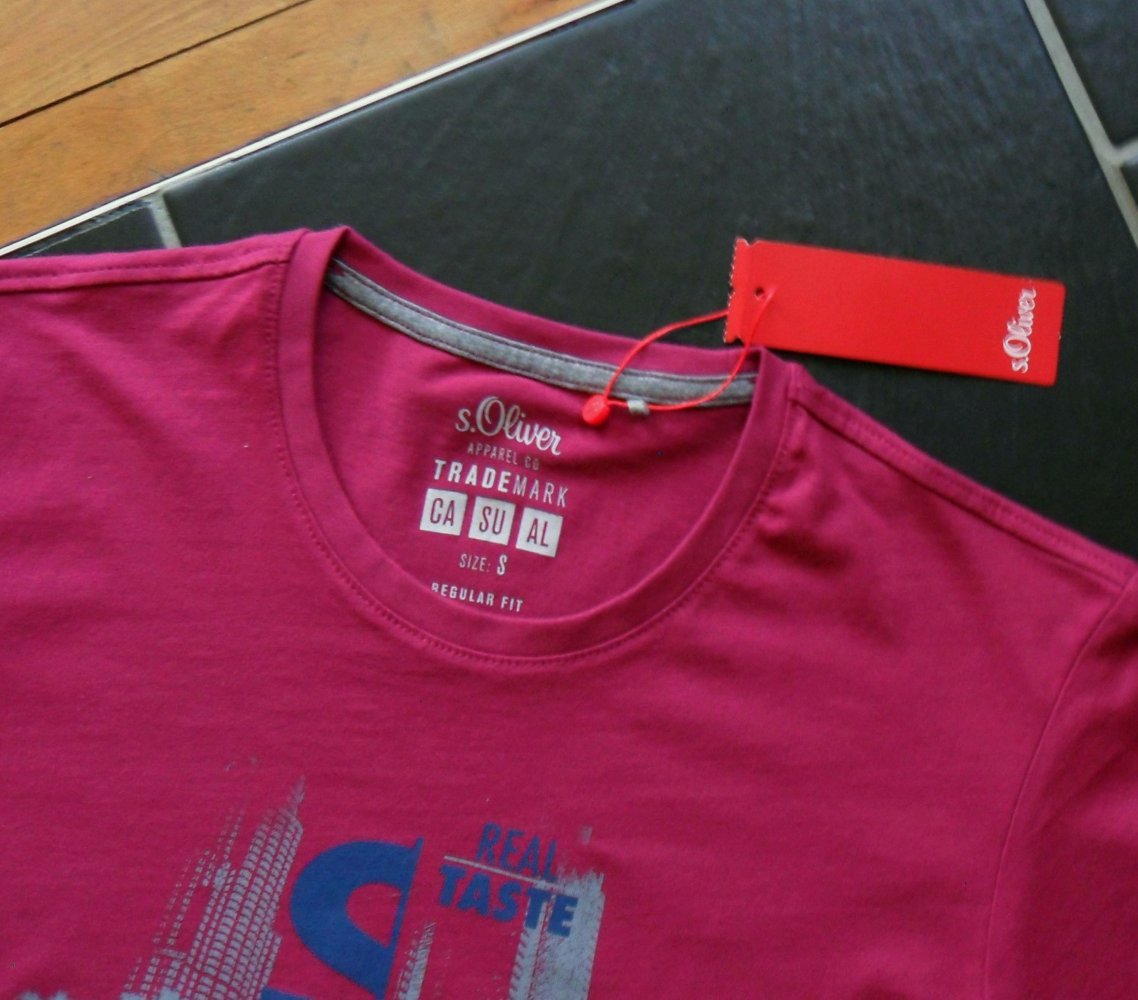 Ungetragenes modisches s.Oliver T-Shirt S-M Regular Fit Beere Frontprint Baumwolle