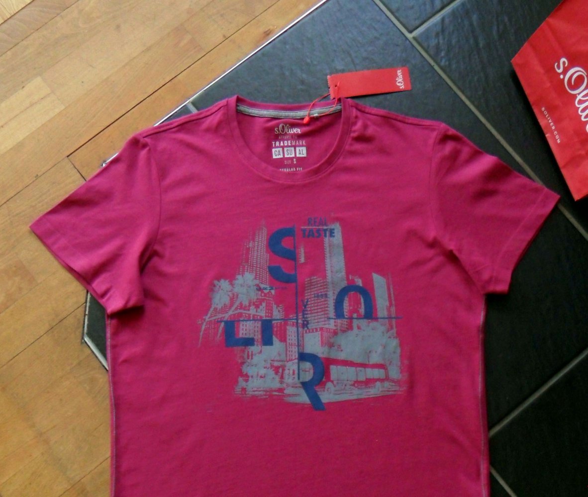 Ungetragenes modisches s.Oliver T-Shirt S-M Regular Fit Beere Frontprint Baumwolle