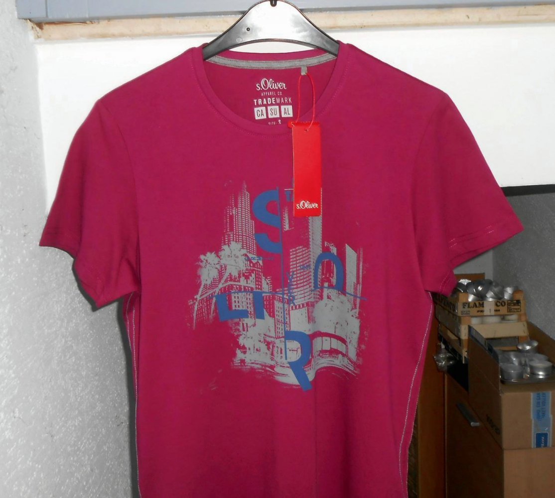 Ungetragenes modisches s.Oliver T-Shirt S-M Regular Fit Beere Frontprint Baumwolle
