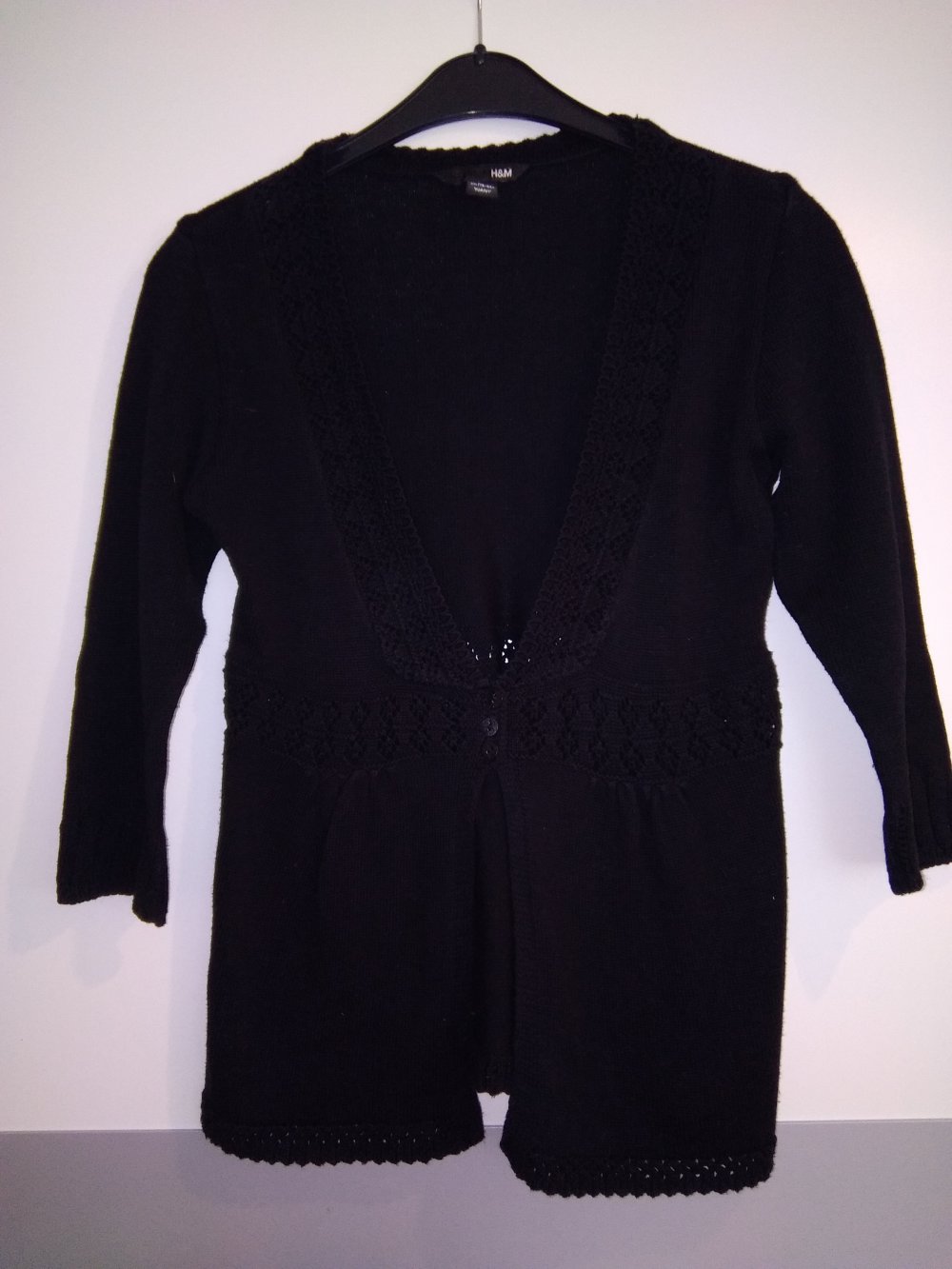 Süßer H&M Cardigan schwarz mit Lochstickmuster