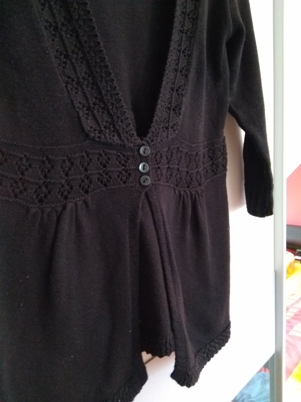 Süßer H&M Cardigan schwarz mit Lochstickmuster