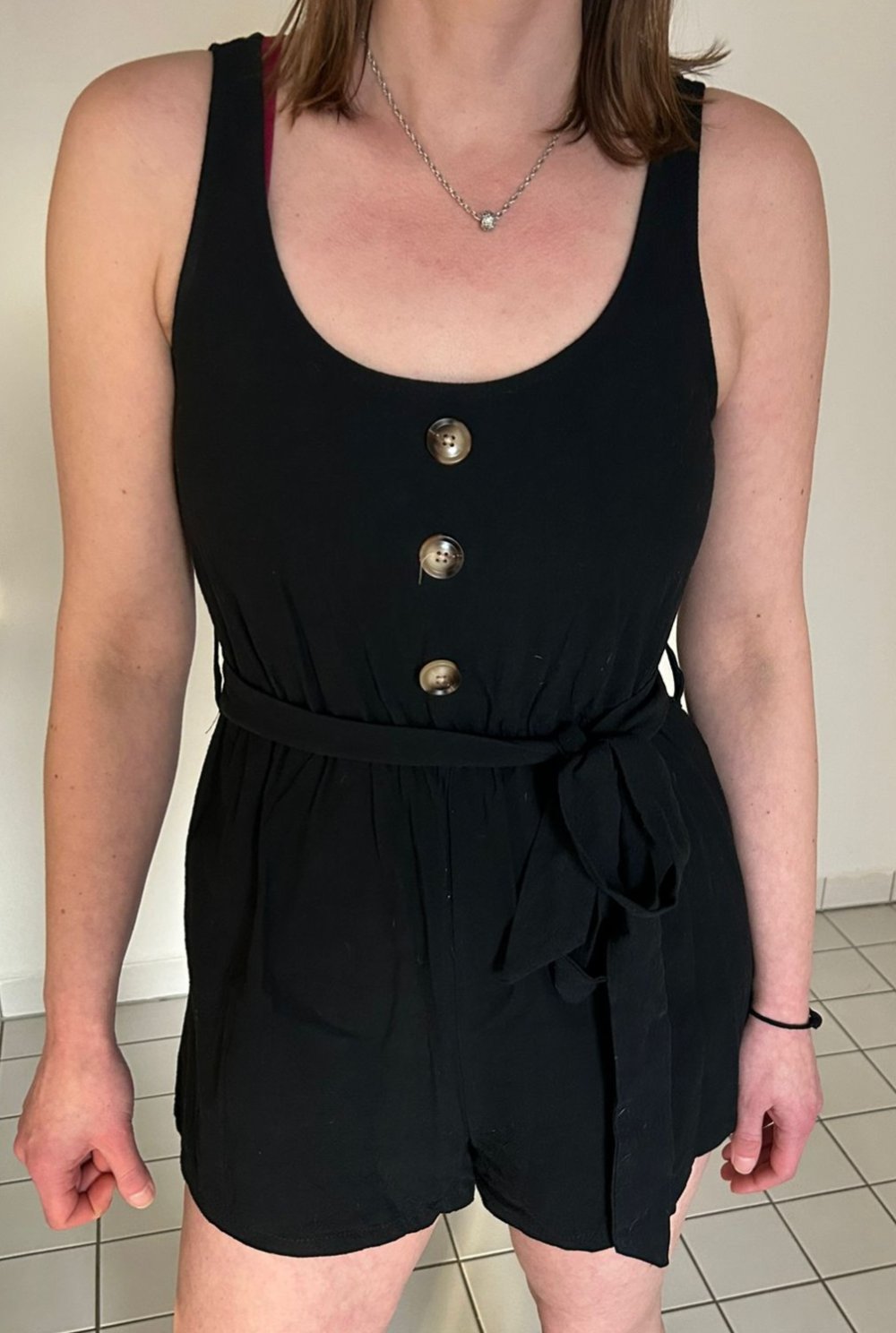 Schwarzer Jumpsuit mit Gürtel